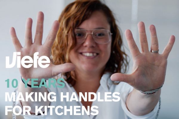 10 years making handles for kitchens 10 anos haciendo tiradores para cocinas Viefe